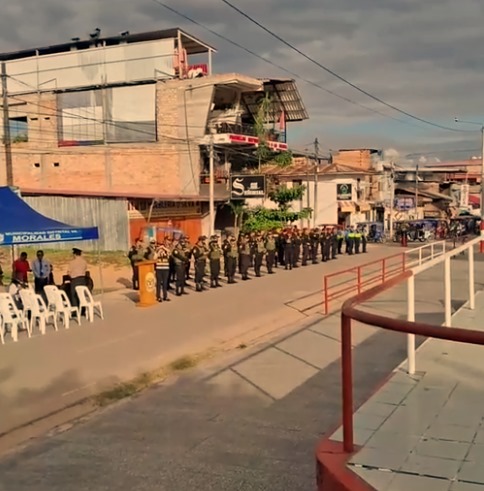 LUNES PATRIÓTICO DE LA POLICÍA NACIONAL EN PLAZA FRANCISCO BOLOGNESI DEL DISTRITO DE  MORALES.
